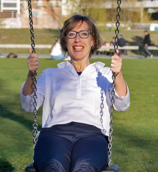 Carolin Klenke auf der Schaukel